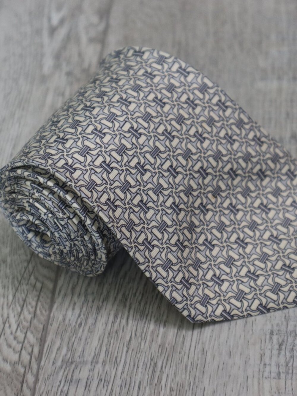 Hermès Paris Silk Tie Cream Gray Chain Link Pattern - Flawed